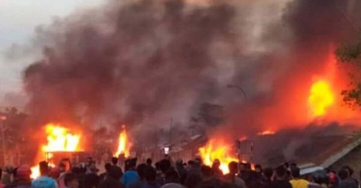 गोदाम में उपद्रवियों ने लगाई आग