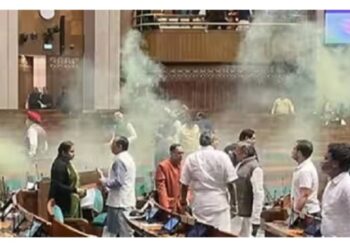 संसद की सुरक्षा में चूक : आठ कर्मचारियों पर गिरी गाज