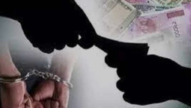 रिश्वत लेते तीन गिरफ्तार