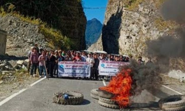 रोइंग कस्बे में कर्फ्यू लागू