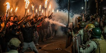 मशाल रैली के दौरान प्रदर्शनकारियों और पुलिस में झड़प