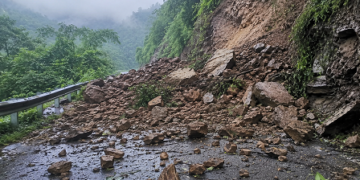 सिक्किम के सिंगताम-रंगपो मार्ग पर भारी भूस्खलन